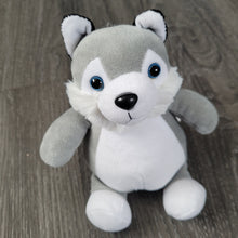 Laden Sie das Bild in den Galerie-Viewer, Mini Husky plush toy with detachable beaded Metis pin - North of Fifty Indigenous Boutique