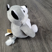 Laden Sie das Bild in den Galerie-Viewer, Mini Husky plush toy with detachable beaded Metis pin - North of Fifty Indigenous Boutique