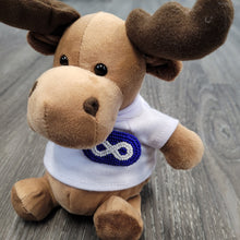 Laden Sie das Bild in den Galerie-Viewer, Mini Moose plush animal with detachable beaded Metis pin - North of Fifty Indigenous Boutique