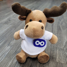 Laden Sie das Bild in den Galerie-Viewer, Mini Moose plush animal with detachable beaded Metis pin - North of Fifty Indigenous Boutique