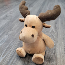 Laden Sie das Bild in den Galerie-Viewer, Mini Moose plush animal with detachable beaded Metis pin - North of Fifty Indigenous Boutique
