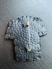 Laden Sie das Bild in den Galerie-Viewer, Pink Shirt Beaded Pin - North of Fifty Indigenous Boutique