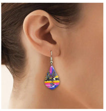 Laden Sie das Bild in den Galerie-Viewer, "Eagle" Dangle Earrings by Indigenous Artist Jessica Somers - North of Fifty Indigenous Boutique