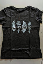 Laden Sie das Bild in den Galerie-Viewer, Black Feather Tshirt - North of Fifty Indigenous Boutique