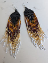 Charger l'image dans la galerie, Beaded earrings with a gradient of black, brown, gold, and white on a light background