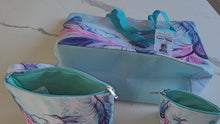 Charger et lire la vidéo dans la visionneuse de la Galerie, Fourre-tout à fermeture éclair "Hummingbird Feathers" avec des illustrations de Carla Joseph
