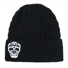 Laden Sie das Bild in den Galerie-Viewer, skull beanie james johnson native artist