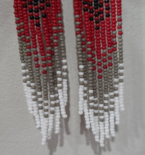Laden Sie das Bild in den Galerie-Viewer, Black Red Beaded Ombre Fringe Earrings
