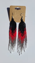 Laden Sie das Bild in den Galerie-Viewer, Black Red Beaded Ombre Fringe Earrings
