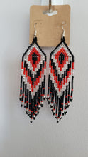 Laden Sie das Bild in den Galerie-Viewer, Red Black White Chevron Fringe Earrings
