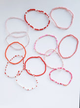 Laden Sie das Bild in den Galerie-Viewer, Coral and Pink beaded Bohemian elasticized bead bracelet

