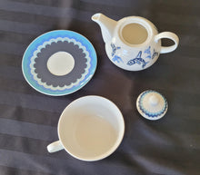Laden Sie das Bild in den Galerie-Viewer, Tea for 1 set, &quot;Orca Family&quot;  by Paul Windsor - mug, teapot and saucer all in one!
