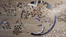 Laden Sie das Bild in den Galerie-Viewer, 500 piece round jigsaw puzzle featuring Betty Albert Art
