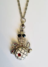 Laden Sie das Bild in den Galerie-Viewer, Necklace with detachable owl pendant and snap
