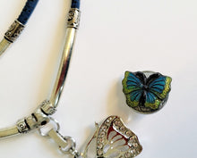 Laden Sie das Bild in den Galerie-Viewer, Cork necklace with detachable butterfly pendant and snap
