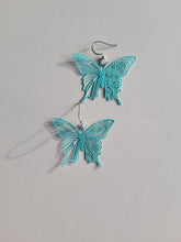 Laden Sie das Bild in den Galerie-Viewer, Lightweight Turquoise Butterfly Earrings
