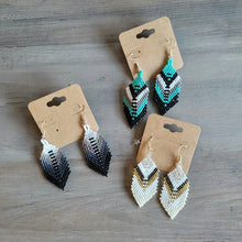 Laden Sie das Bild in den Galerie-Viewer, Teal black and taupe Beaded Feather Earrings
