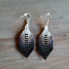 Laden Sie das Bild in den Galerie-Viewer, Black and grey Beaded Feather Earrings
