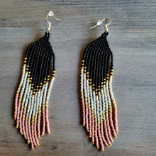 Charger l&#39;image dans la galerie, Boucles d&#39;oreilles à franges ombrées perlées
