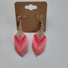 Laden Sie das Bild in den Galerie-Viewer, Pink Beaded Feather Earrings
