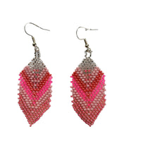 Laden Sie das Bild in den Galerie-Viewer, Pink Beaded Feather Earrings
