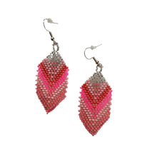 Laden Sie das Bild in den Galerie-Viewer, Pink Beaded Feather Earrings
