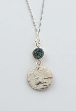 Laden Sie das Bild in den Galerie-Viewer, Sterling Silver Birch Bark necklace with teal druzy
