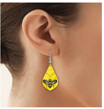 Laden Sie das Bild in den Galerie-Viewer, Gilakas'la (Thank You) Gallery Dangle Earrings by Indigenous Artist Adam Lewis

