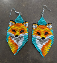 Laden Sie das Bild in den Galerie-Viewer, Beaded fox-shaped earrings on a gray surface
