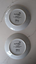 Laden Sie das Bild in den Galerie-Viewer, Set of 2 - Indigenous Art Plates artist Donna Langhorne
