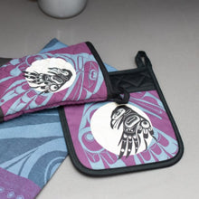 Charger l&#39;image dans la galerie, &quot;Raven Moon&quot; Neoprene Oven Mitt by Haida artist Allan Weir - North of Fifty Indigenous Boutique
