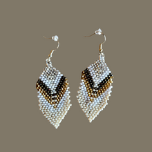 Laden Sie das Bild in den Galerie-Viewer, Elegant White and Cream Beaded Feather Earrings
