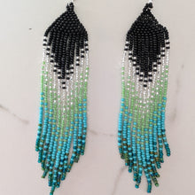 Laden Sie das Bild in den Galerie-Viewer, handmade beaded earrings in green blue teal
