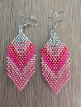 Laden Sie das Bild in den Galerie-Viewer, Pink beaded feather earrings
