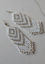 Laden Sie das Bild in den Galerie-Viewer, white and silver chevron pattern beaded earrings
