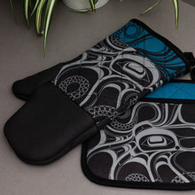 Charger l&#39;image dans la galerie, &quot;Octopus (Nu)&quot; Neoprene Oven Mitt by Haida artist Ernest Swanson - arriving late January 2025
