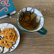 Laden Sie das Bild in den Galerie-Viewer, &quot;Octopus (Nuu)&quot; Porcelain Mug, design by Haida Artist Ernest Swanson
