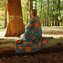 Laden Sie das Bild in den Galerie-Viewer, Prairie Beadwork Premium Fleece Blanket, artwork by Justine Proulx, Metis

