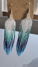 Laden und Abspielen von Videos im Galerie-Viewer, Beaded Ombre Fringe Earrings
