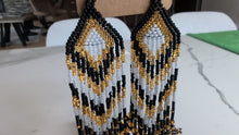 Laden und Abspielen von Videos im Galerie-Viewer, Black gold chevron beaded earrings
