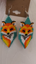 Laden und Abspielen von Videos im Galerie-Viewer, Beaded Fox Earrings
