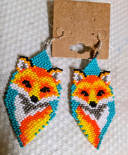 Laden Sie das Bild in den Galerie-Viewer, Beaded Fox Earrings
