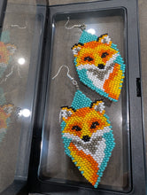 Laden Sie das Bild in den Galerie-Viewer, Beaded Fox Earrings
