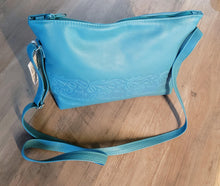 Laden Sie das Bild in den Galerie-Viewer, Turquoise shoulder bag with Hummingbird design by Bill Helin
