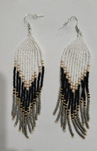 Laden Sie das Bild in den Galerie-Viewer, Beaded Ombre Fringe Earrings
